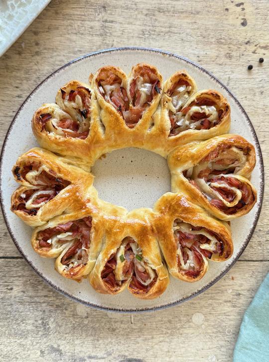 Corona de hojaldre rellena de jamón y cebolleta: triunfa el Día de la Madre paso a paso