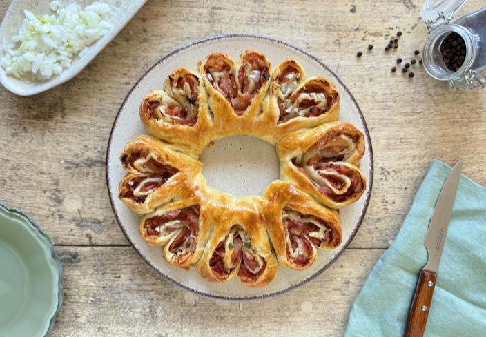 Corona de hojaldre rellena de jamón y cebolleta: triunfa el Día de la Madre paso a paso
