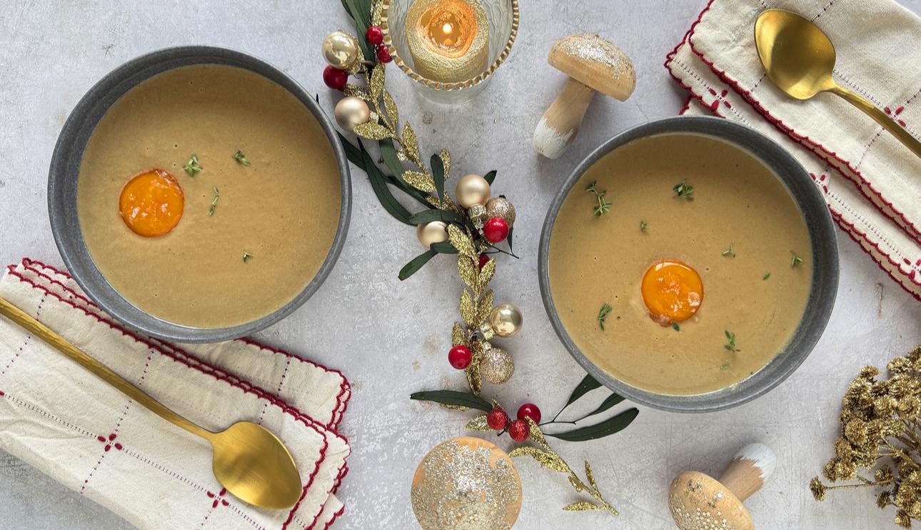 Crema de boletus con yema curada