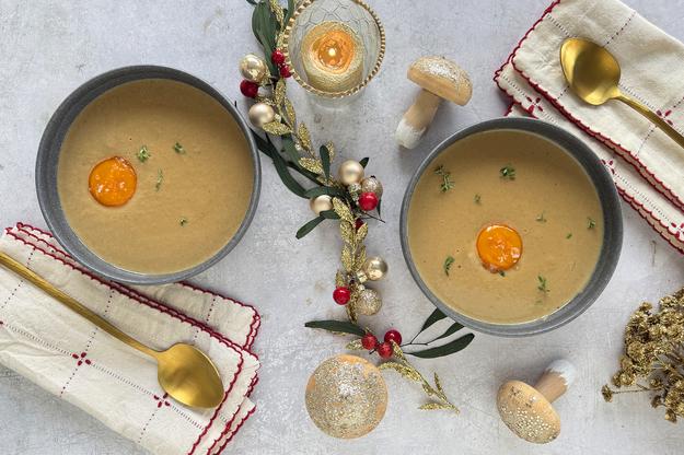 Crema de boletus con yema curada
