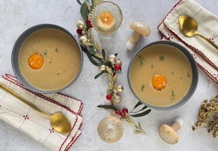 Crema de boletus con yema curada