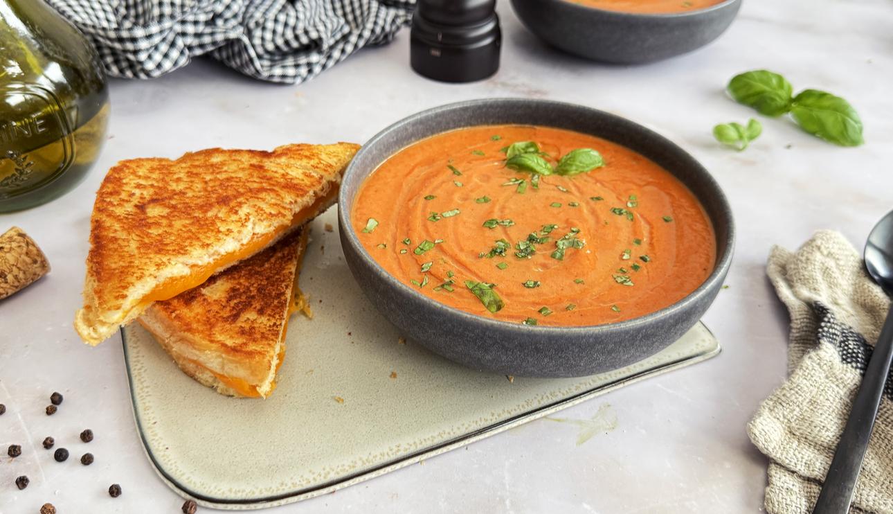 Crema de tomate asado con sándwich de queso