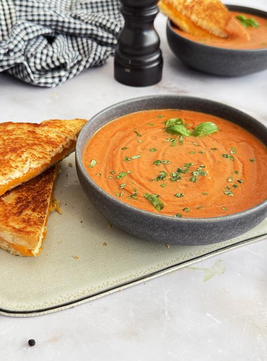 Crema de tomate asado con sándwich de queso