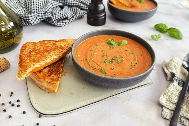 Crema de tomate asado con sándwich de queso
