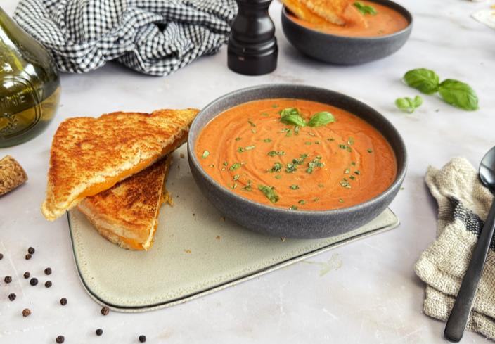 Crema de tomate asado con sándwich de queso