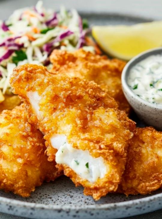 Pescado crujiente con ensalada de col