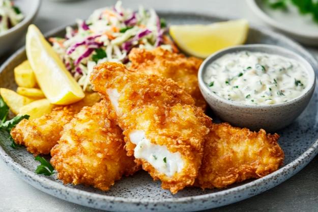 Pescado crujiente con ensalada de col