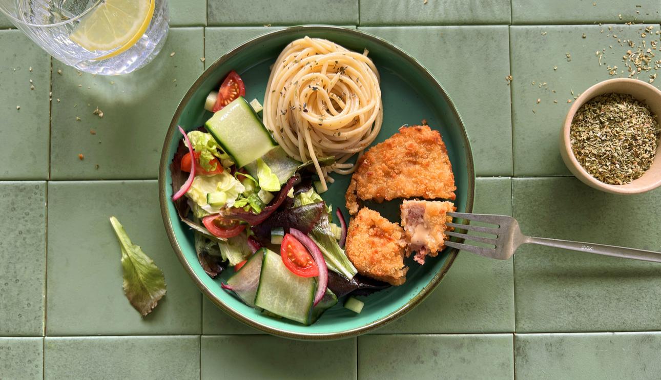 Librito vegetal "Cheese & Ham - Style Crispy Twist" con pasta y ensalada fresca