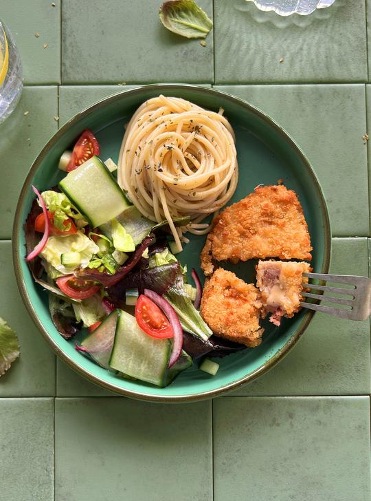 Librito vegetal "Cheese & Ham - Style Crispy Twist" con pasta y ensalada fresca