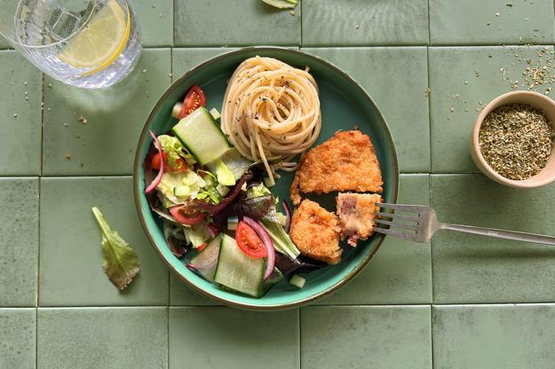 Librito vegetal "Cheese & Ham - Style Crispy Twist" con pasta y ensalada fresca