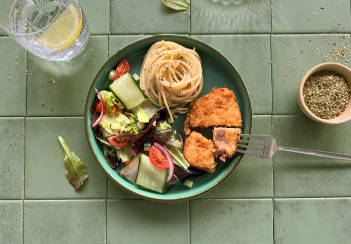 Librito vegetal "Cheese & Ham - Style Crispy Twist" con pasta y ensalada fresca