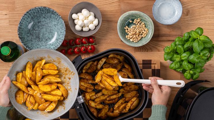 Knusprige Kartoffeln in der Heißluftfritteuse mit Avocado-Pesto