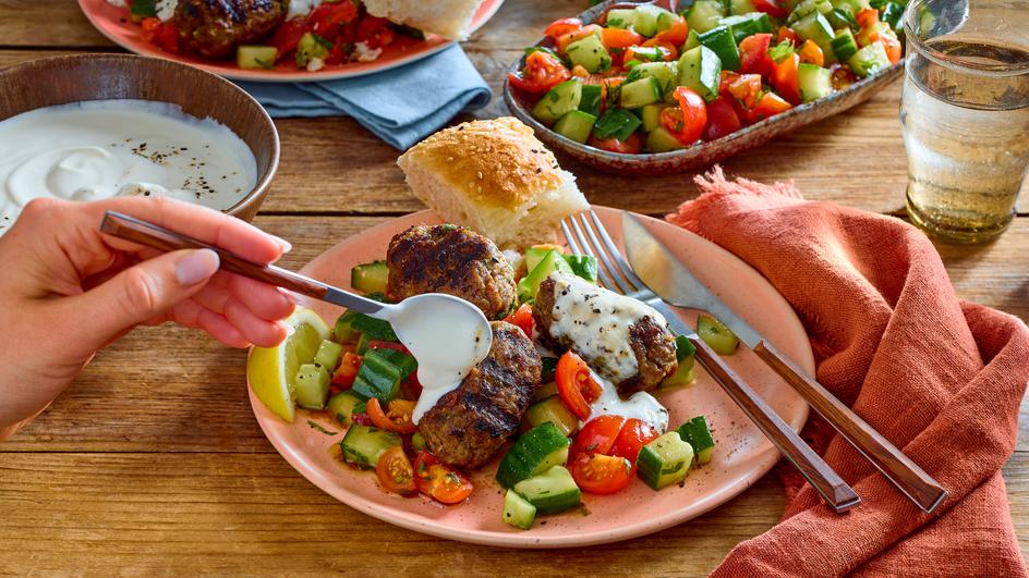 Köfte vom Grill mit Petersilien-Tomaten-Salat