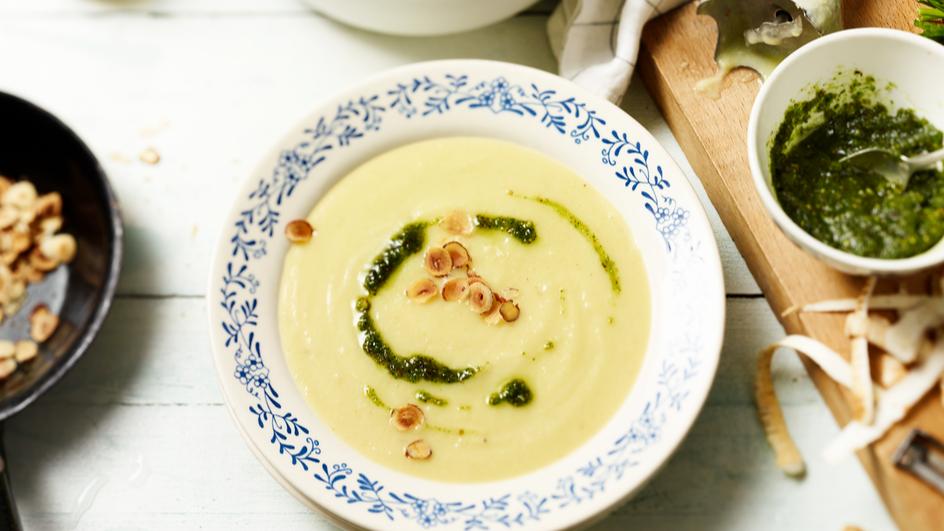 Petersilienwurzelsuppe mit Haselnusspesto