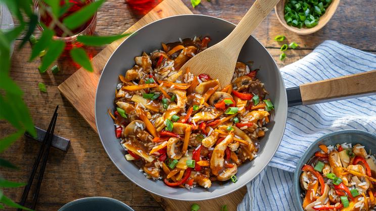 Bunte Reispfanne mit Bambussprossen