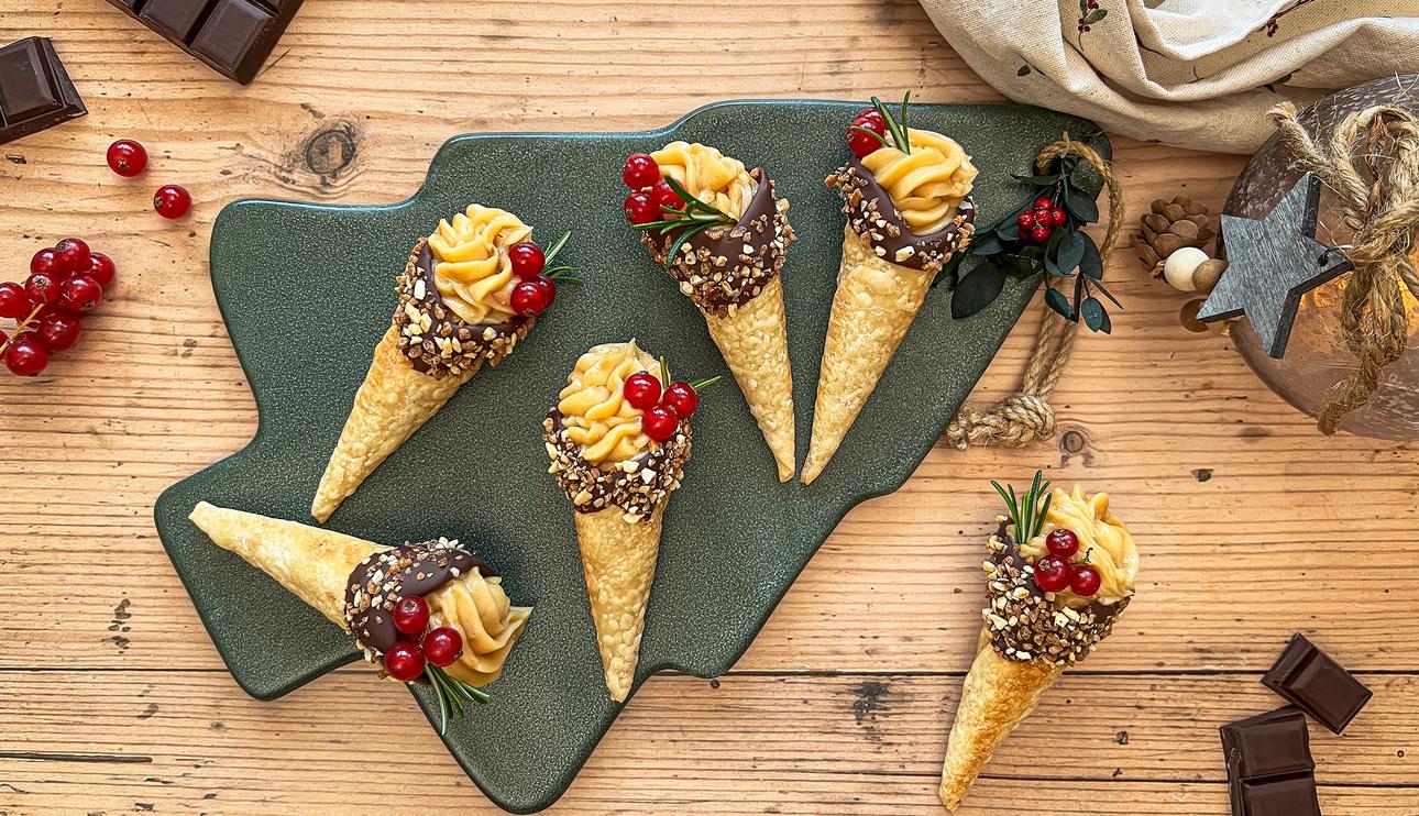 Conos de chocolate y crema de turrón