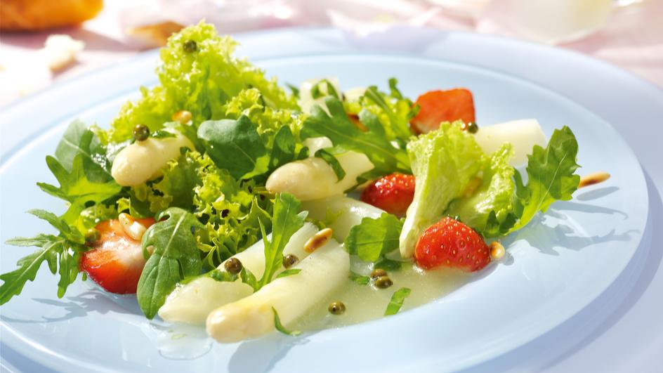 Spargelsalat mit Erdbeeren und grünem Pfeffer