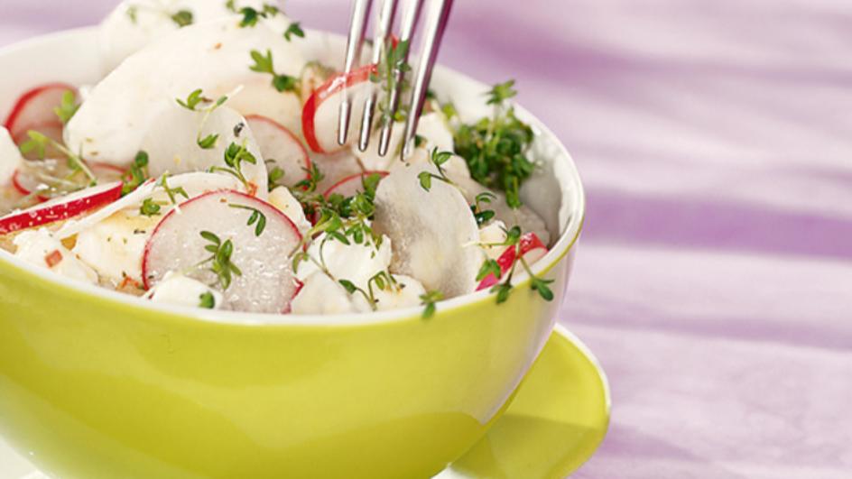 Radieschen Rettich Salat mit Ziegenfrischkäse