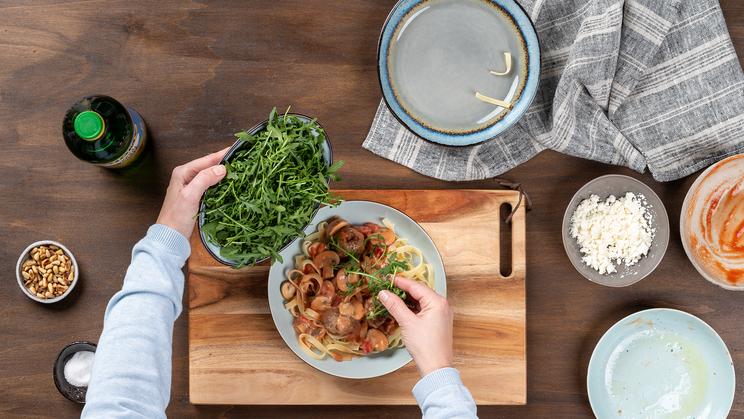 Bandnudeln mit Hackbällchen und Tomaten-Champignon-Sauce