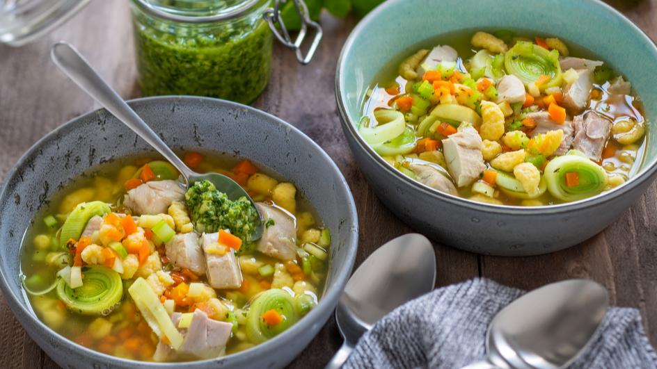 Hühnereintopf mit Knöpfle und Lauch-Cashew-Pesto