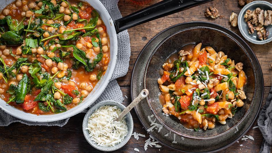 Pasta mit Spinat, Kichererbsen und Tomaten