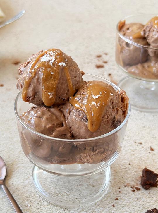 Helado de chocolate y caramelo salado