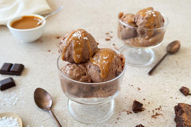 Helado de chocolate y caramelo salado