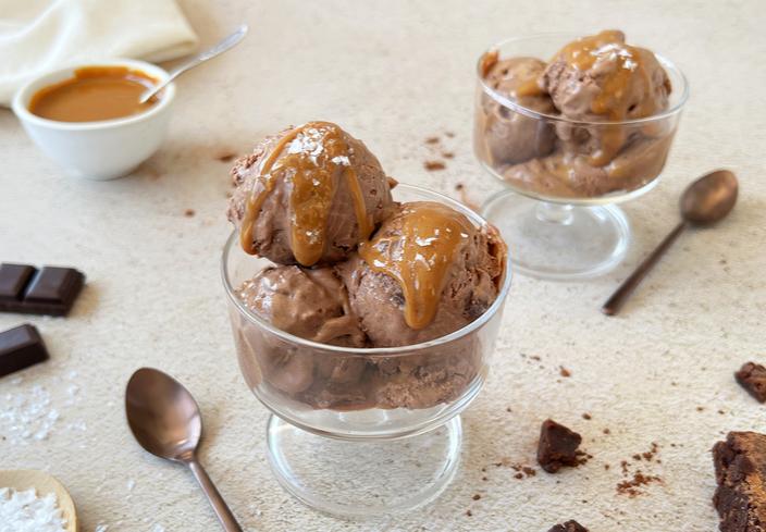 Helado de chocolate y caramelo salado
