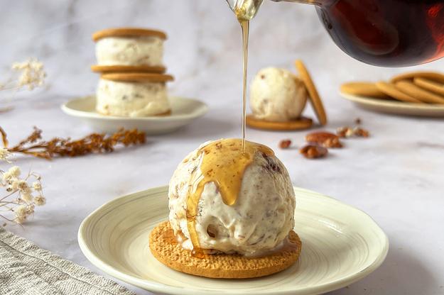 Helado de mascarpone y nueces caramelizadas