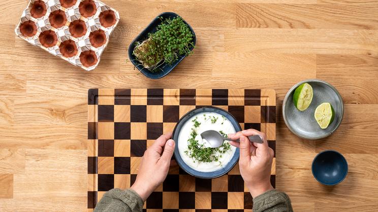 Mini-Hackbraten mit Ei und Kresse-Dip