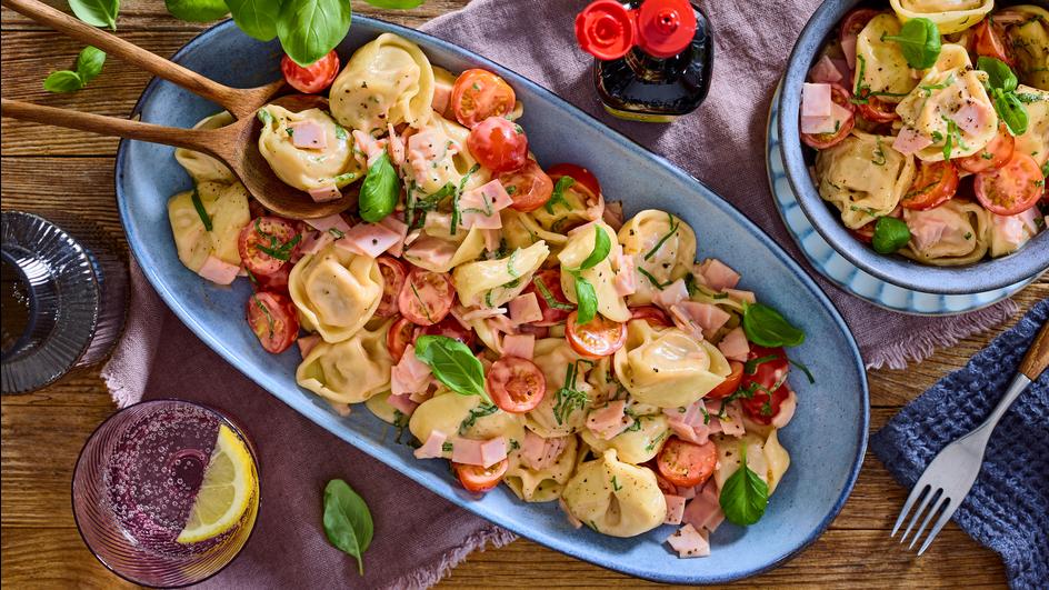 Tortellinisalat mit Schinken und Basilikum