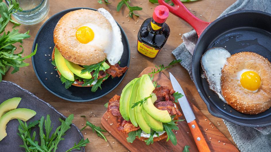 Bagel mit Ei und Avocado