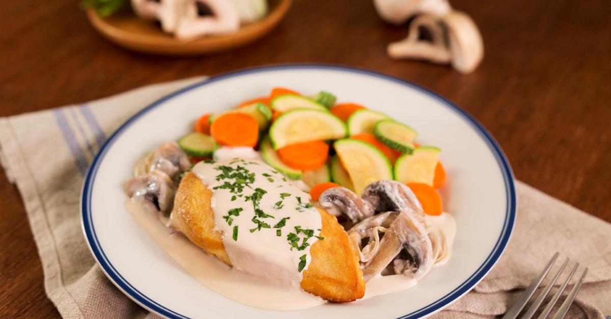 Creamy Chicken with Mushrooms by MEDIA CREMA, featuring chicken, mushrooms, and a rich sauce with NESTLÉ® Media Crema.
