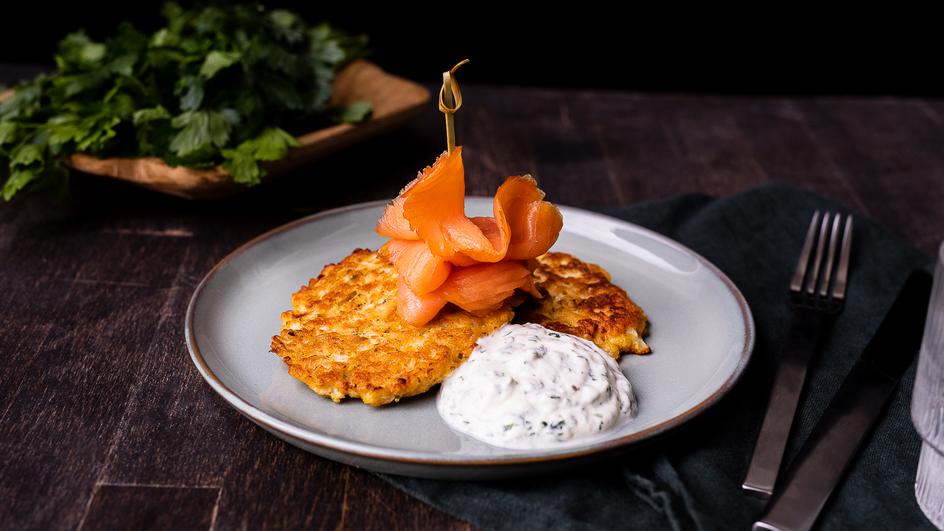 Blumenkohl-Mozzarella-Puffer mit geräuchertem Lachs