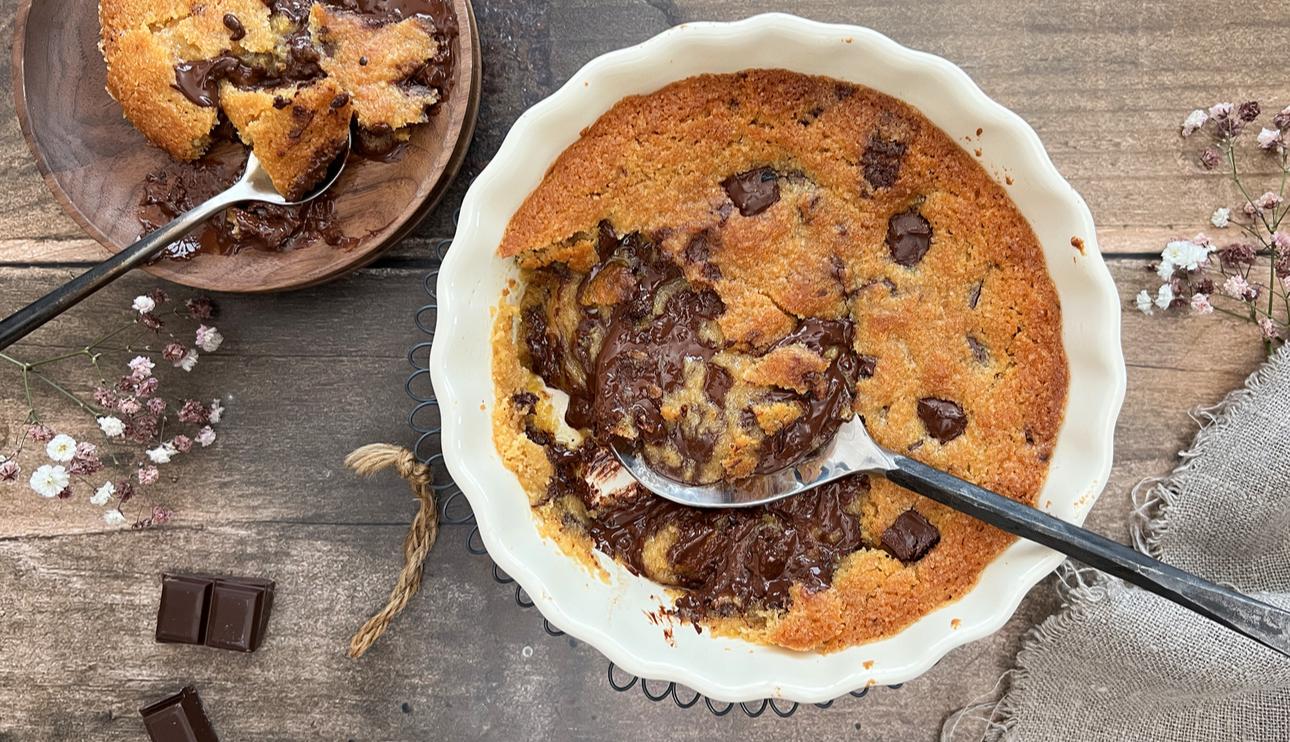 Maxi cookie rellena de chocolate en freidora de aire