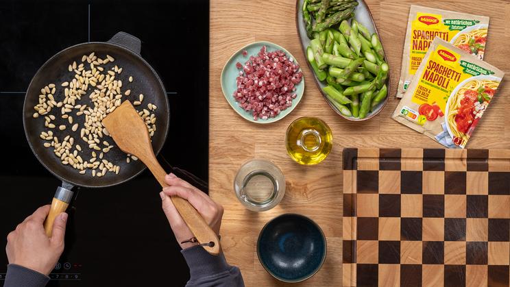 Pasta mit grünem Spargel in Tomatensauce