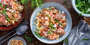 Bandnudeln mit Hackbällchen und Tomaten-Champignon-Sauce