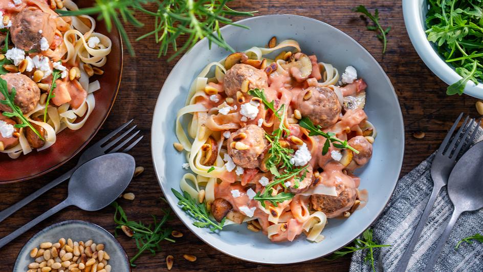 Bandnudeln mit Hackbällchen und Tomaten-Champignon-Sauce