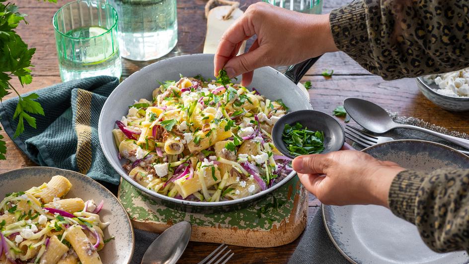 Zucchini-Hack-Pasta mit Feta-Creme