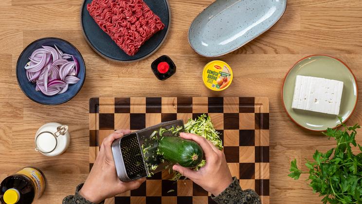 Zucchini-Hack-Pasta mit Feta-Creme