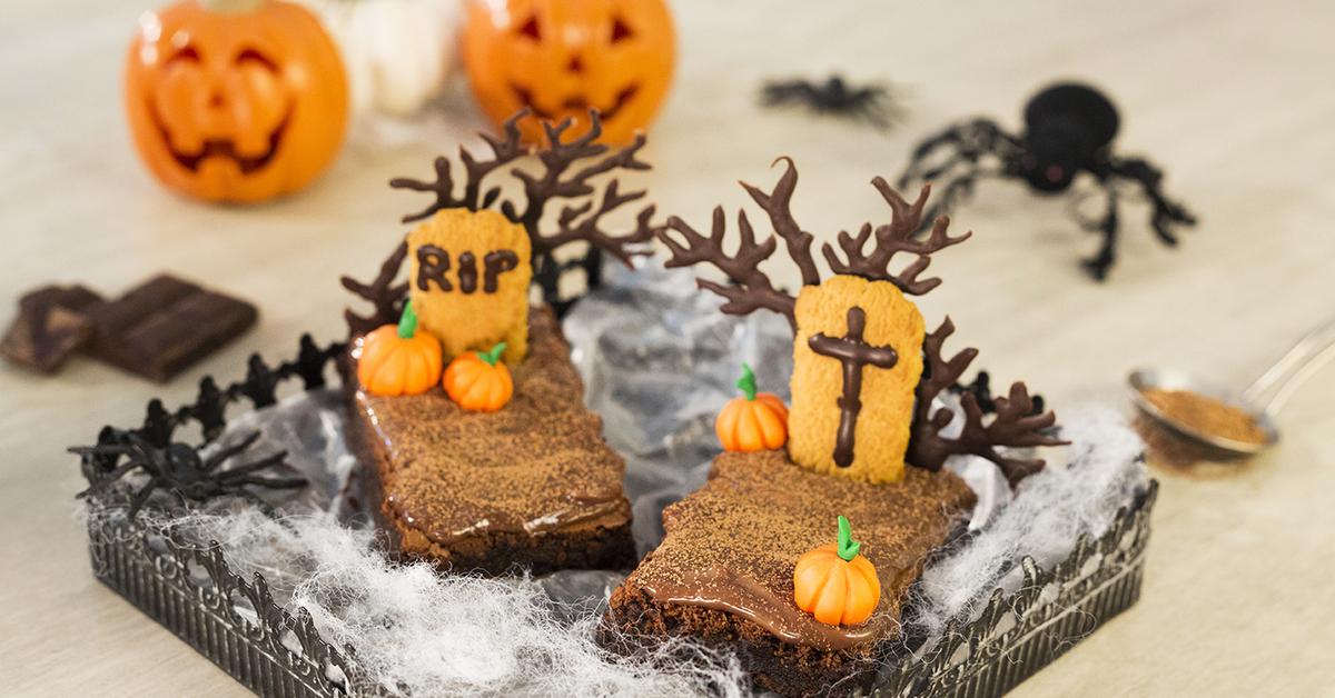 Brownie Graves by MEDIA CREMA: brownies with NESTLÉ® Media Crema, topped with orange and green tombstone decorations.