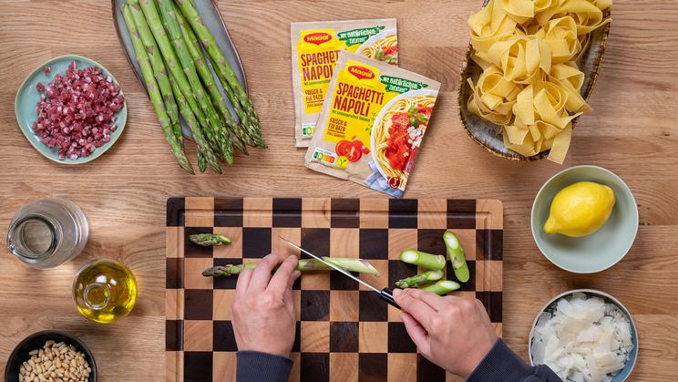 Pasta mit grünem Spargel in Tomatensauce