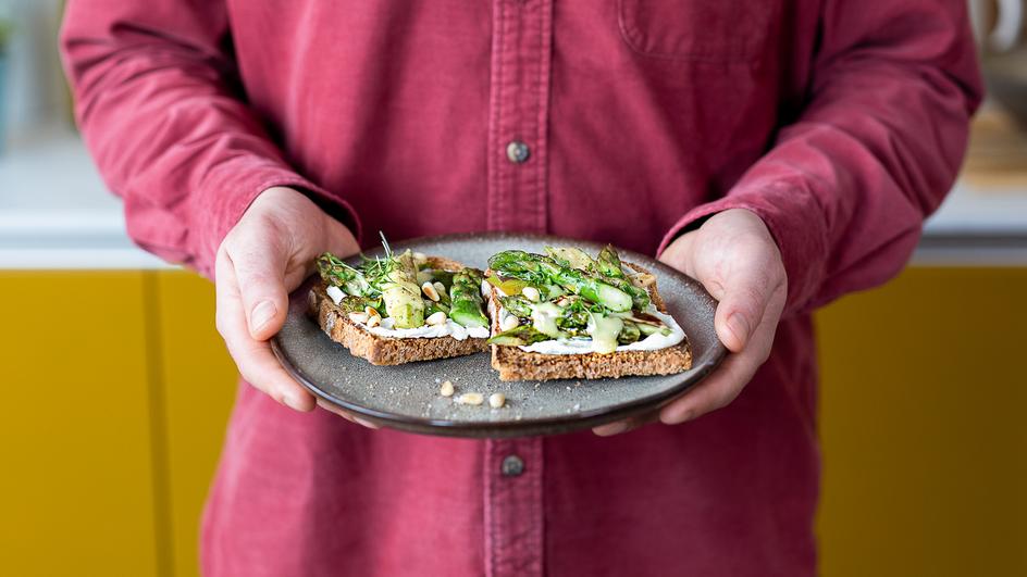 Spargel-Toast mit Hollandaise