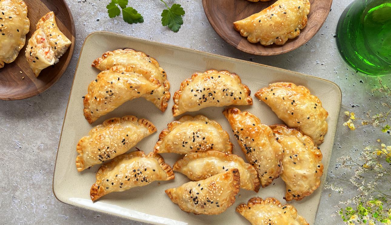 Empanadillas de gambones, queso de oveja y piñones