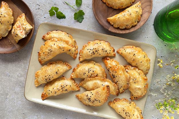 Empanadillas de gambones, queso de oveja y piñones