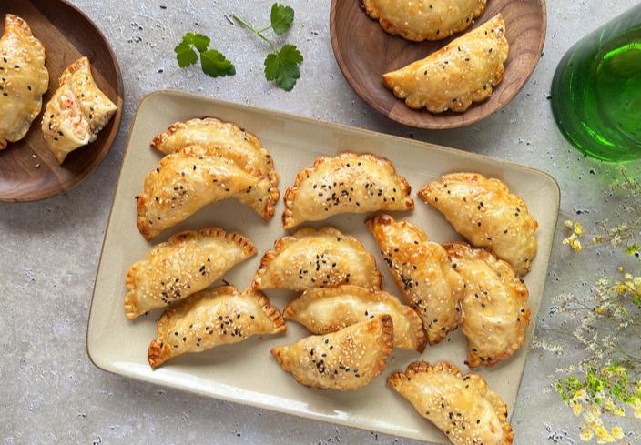 Empanadillas de gambones, queso de oveja y piñones