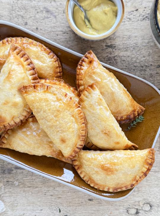 Empanadillas rellenas de crema de huevo