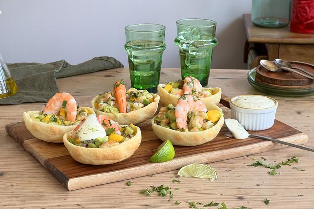 Ensalada de langostinos en empanadas argentinas