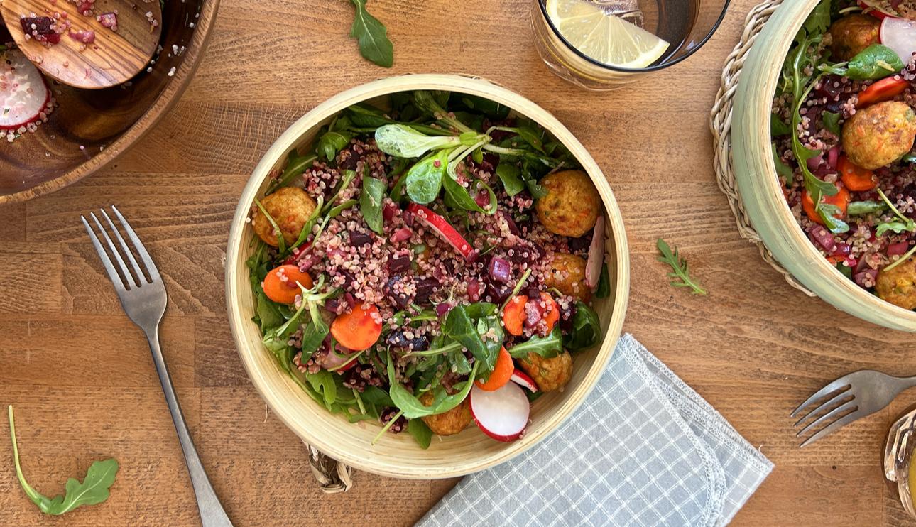 Ensalada templada de quinoa con bolitas de verduras