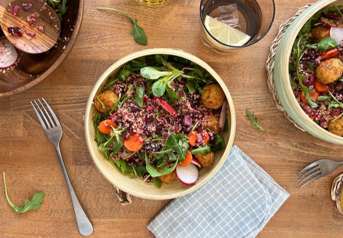 Ensalada templada de quinoa con bolitas de verduras